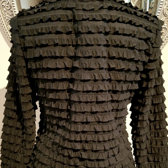 Frank Lyman Black Ruffle Silver Belt Top. - Picture 4 of 9